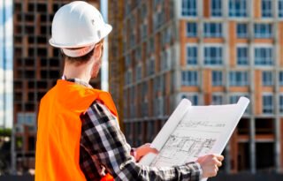 medium-shot-side-view-engineer-holding-plans medium-shot-side-view-engineer-holding-plans